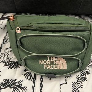NWOT🦖 Northface Belt bag